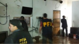 Antena Negra Policía ingresa en los estudios de la emisora