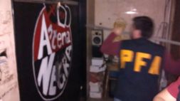 Antena Negra Policía rompe puerta de acceso a estudio